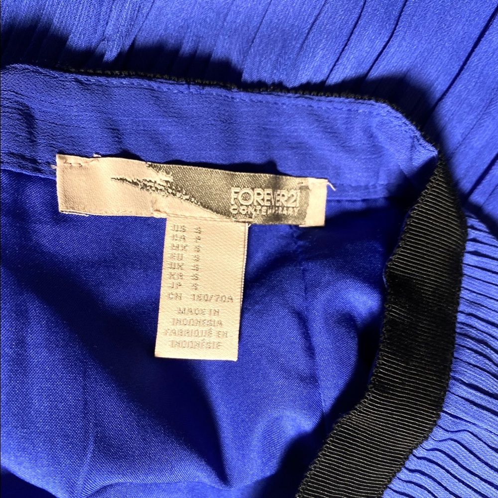 3/20 Forever 21 Contemporary pleated periwinkle skirt w/ black trimmed waistline - Picture 4 of 4
